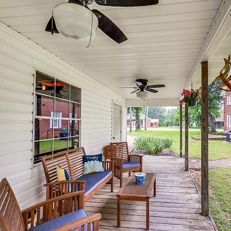 Delightful Retreat With Fireplace And Large Yard! ภายนอก รูปภาพ
