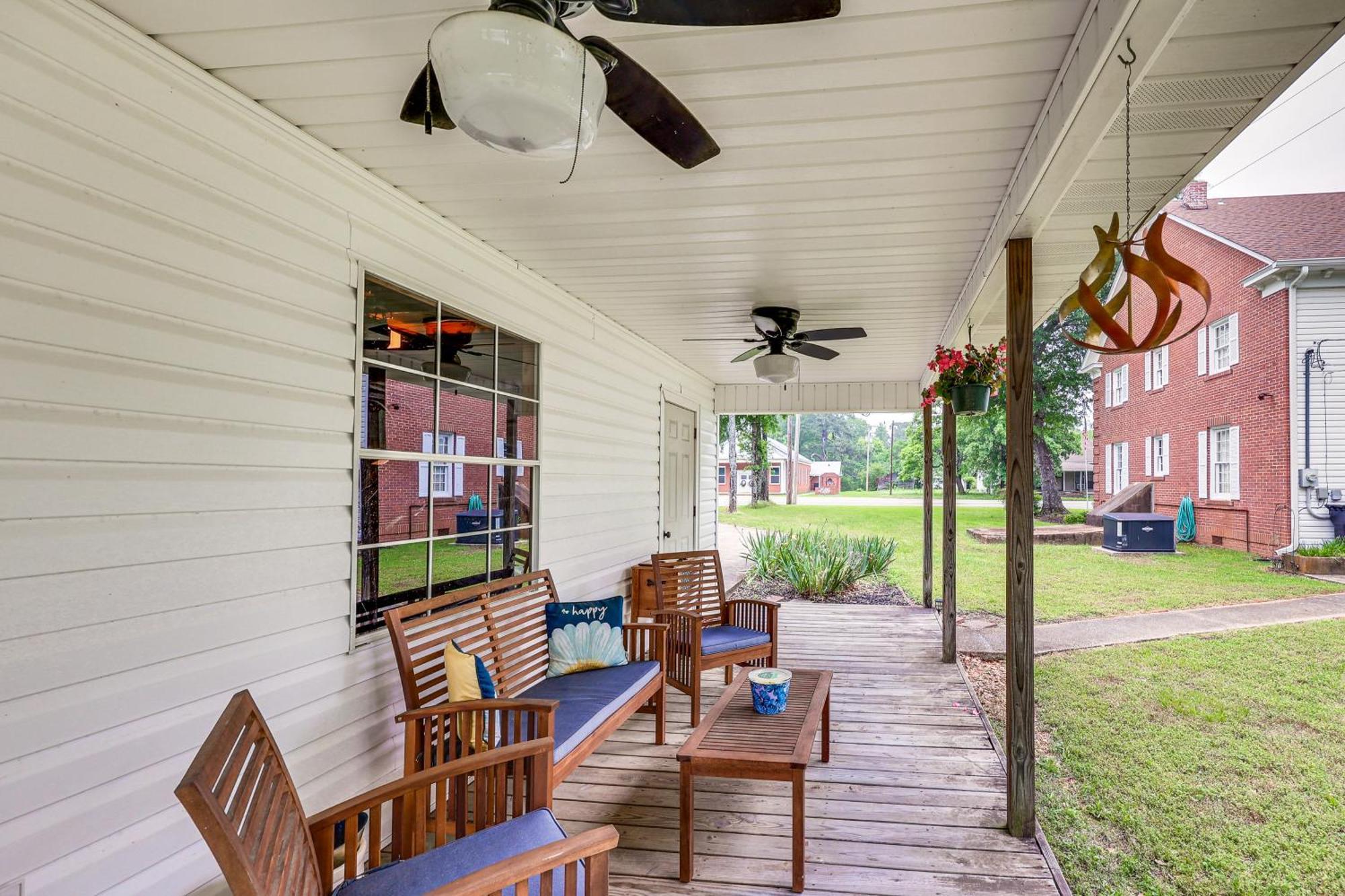 Delightful Retreat With Fireplace And Large Yard! ภายนอก รูปภาพ