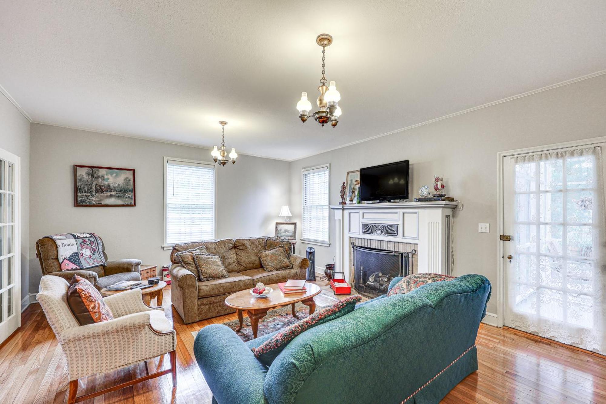 Delightful Retreat With Fireplace And Large Yard! ภายนอก รูปภาพ