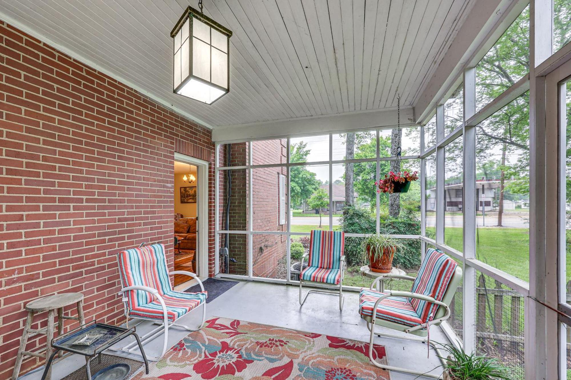 Delightful Retreat With Fireplace And Large Yard! ภายนอก รูปภาพ