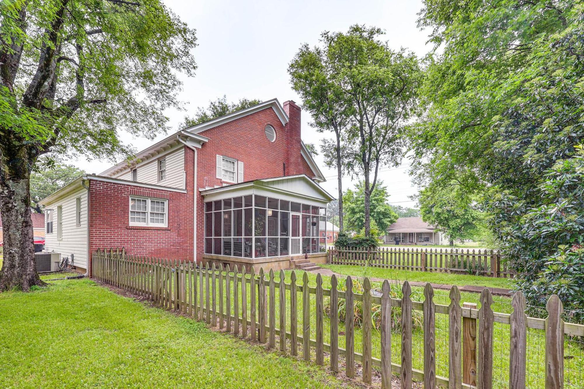 Delightful Retreat With Fireplace And Large Yard! ภายนอก รูปภาพ