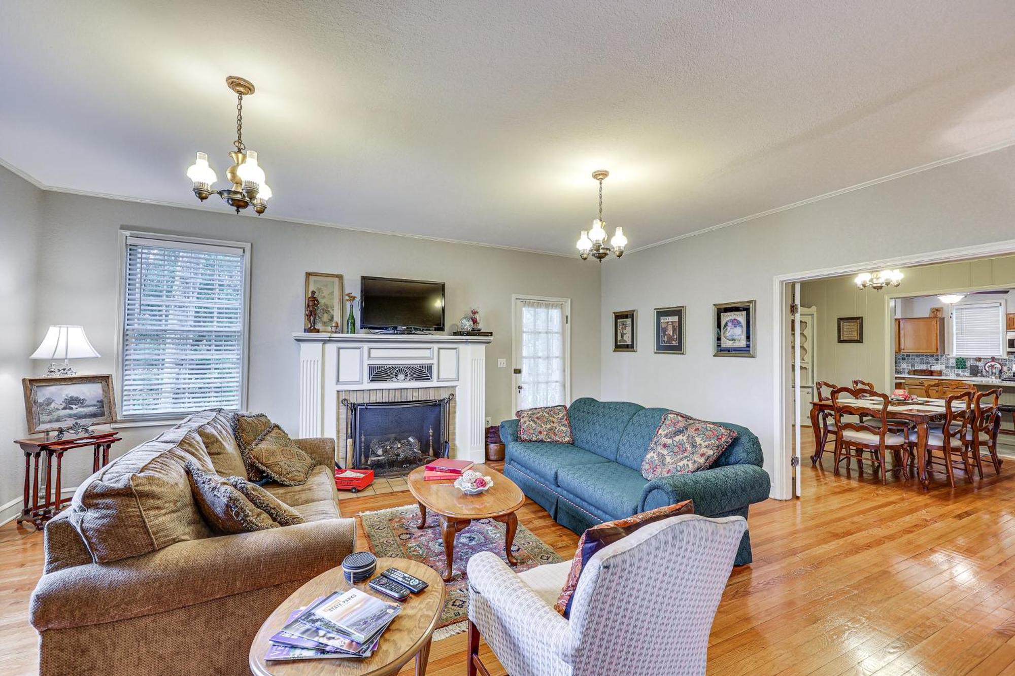 Delightful Retreat With Fireplace And Large Yard! ภายนอก รูปภาพ