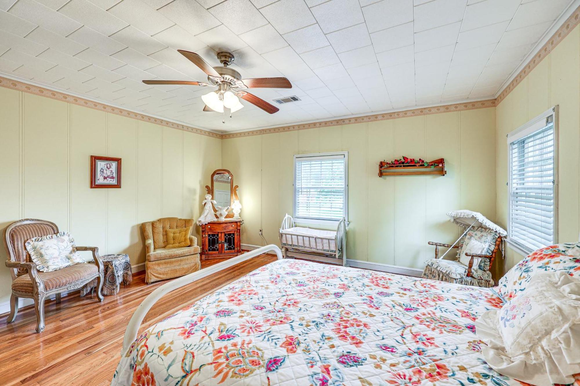 Delightful Retreat With Fireplace And Large Yard! ภายนอก รูปภาพ