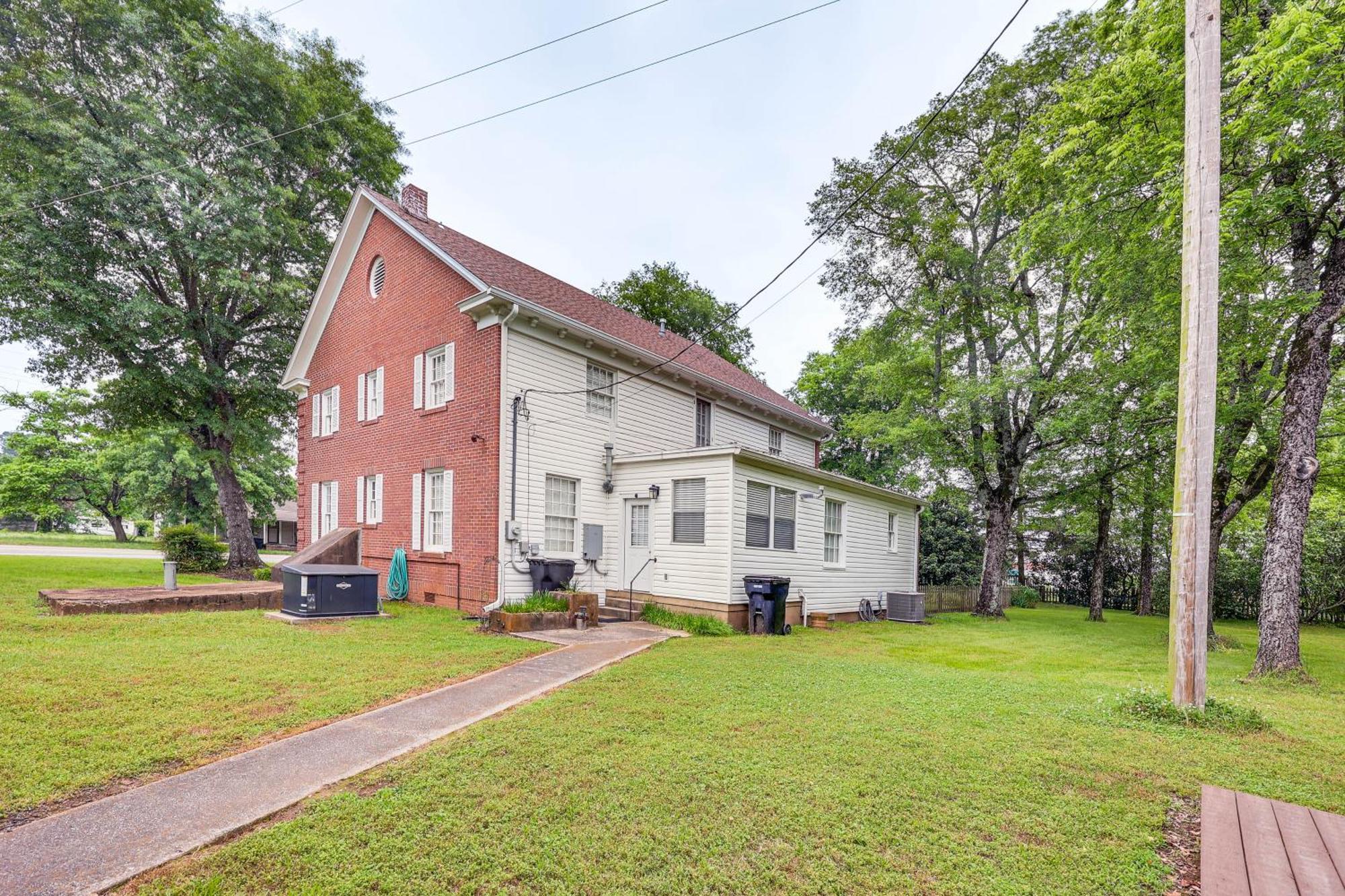 Delightful Retreat With Fireplace And Large Yard! ภายนอก รูปภาพ