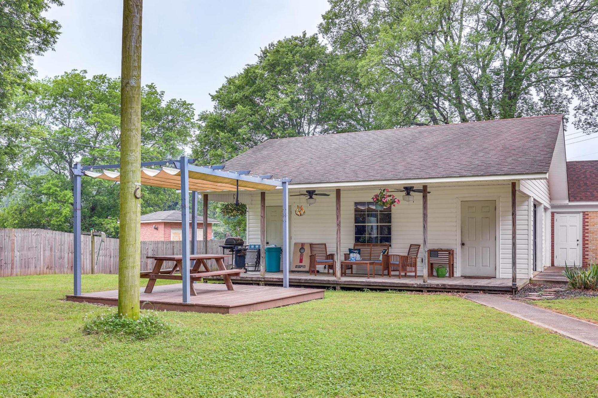 Delightful Retreat With Fireplace And Large Yard! ภายนอก รูปภาพ