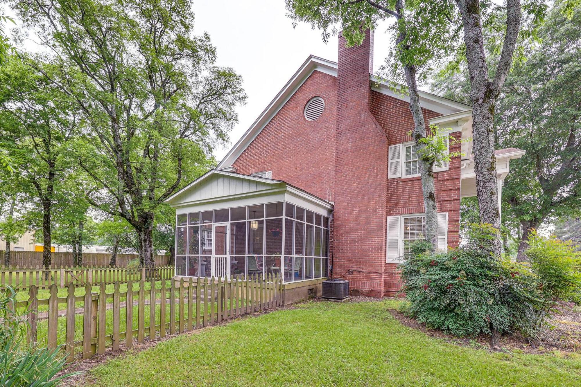 Delightful Retreat With Fireplace And Large Yard! ภายนอก รูปภาพ