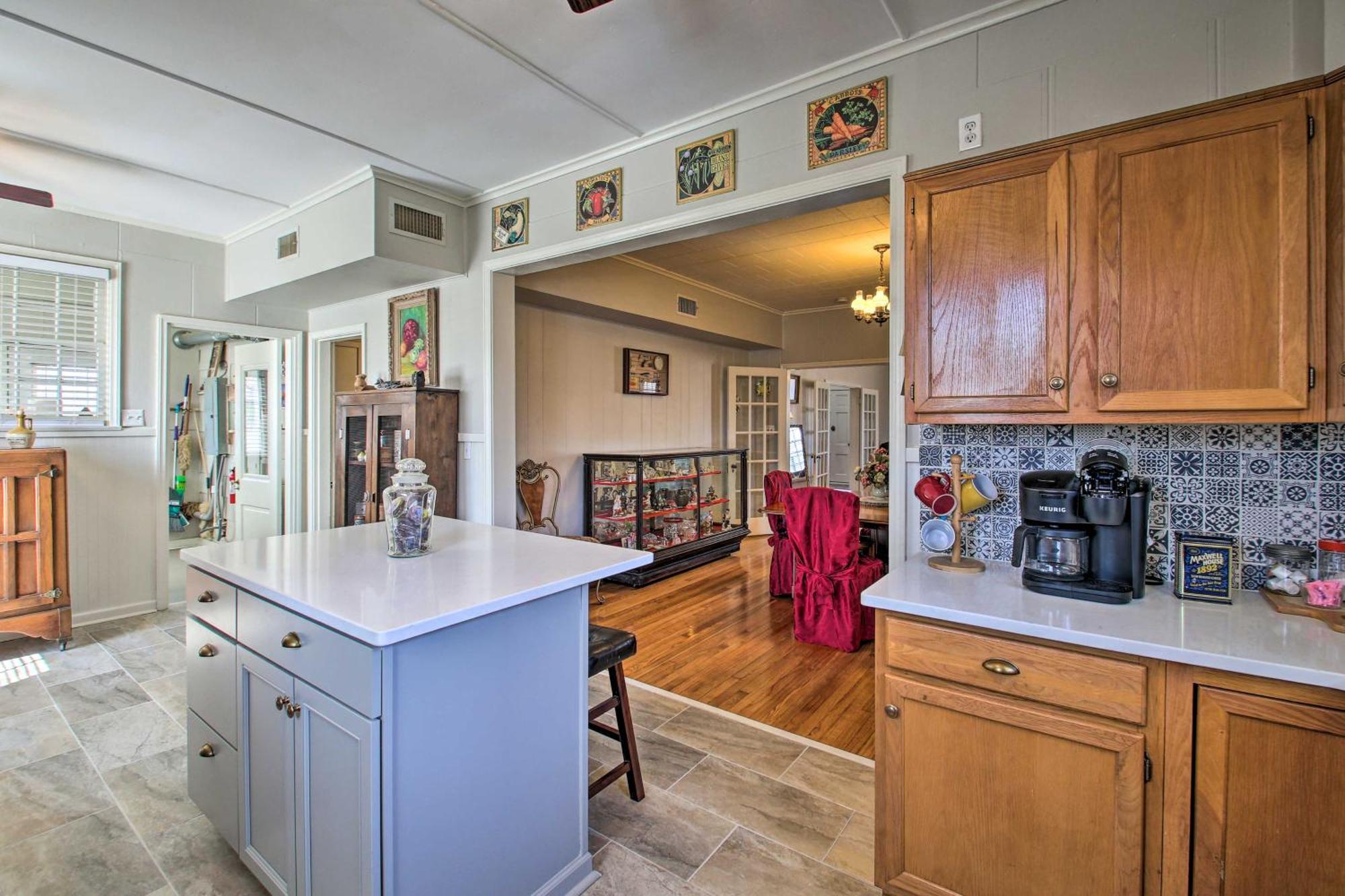 Delightful Retreat With Fireplace And Large Yard! ภายนอก รูปภาพ