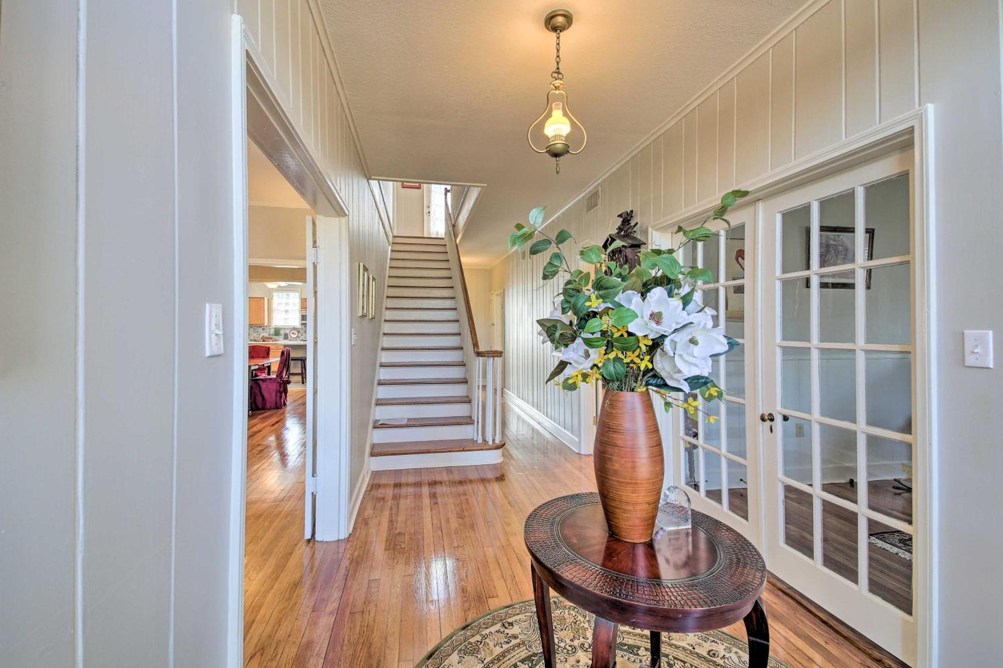 Delightful Retreat With Fireplace And Large Yard! ภายนอก รูปภาพ