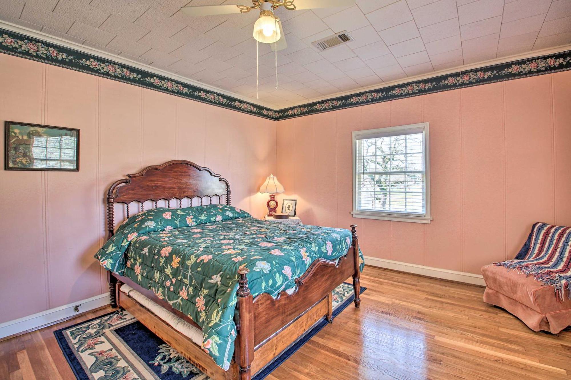 Delightful Retreat With Fireplace And Large Yard! ภายนอก รูปภาพ