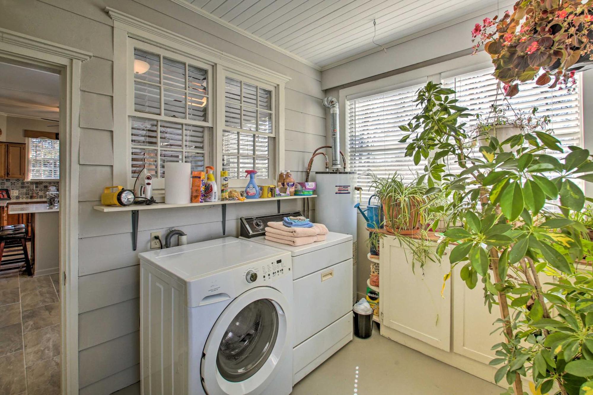 Delightful Retreat With Fireplace And Large Yard! ภายนอก รูปภาพ